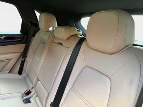 Used 2022 Porsche Cayenne w/ Premium Package image 30