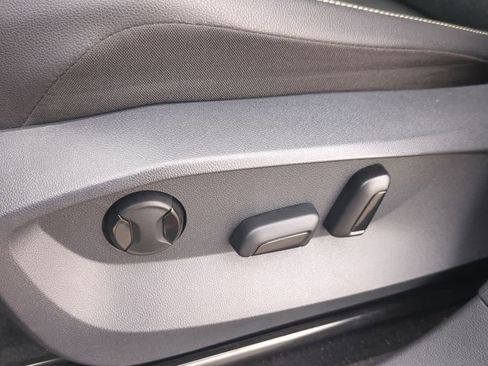 Used 2022 Volkswagen Tiguan SE image 16