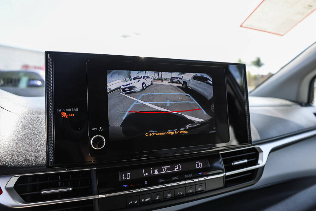 Certified 2025 Toyota Sienna LE FWD image 16