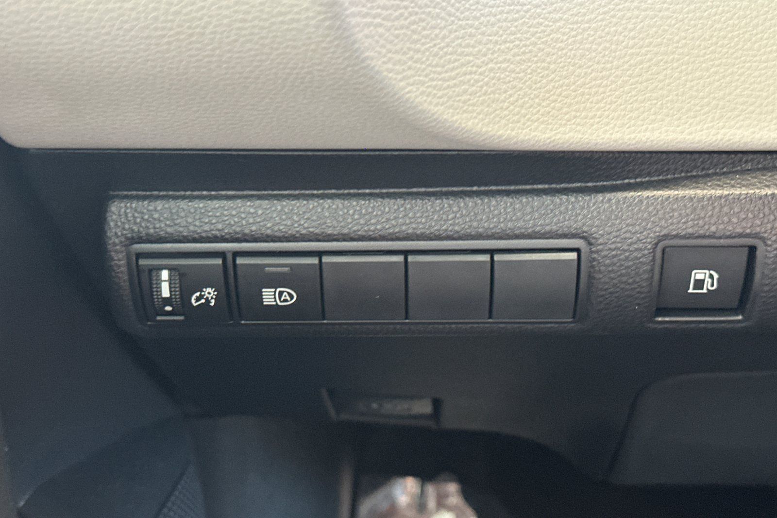 Used 2022 Toyota Corolla LE FWD image 30