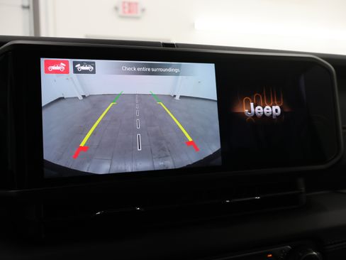 Used 2025 Jeep Wrangler Unlimited Sahara AWD/4WD image 15