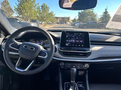 Used 2025 Jeep Compass Latitude image 18