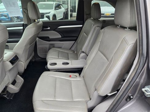 Used 2016 Toyota Highlander XLE image 7