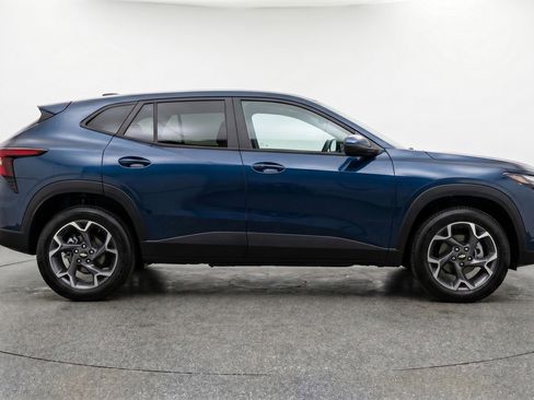 Used 2025 Chevrolet Trax LT FWD image 11