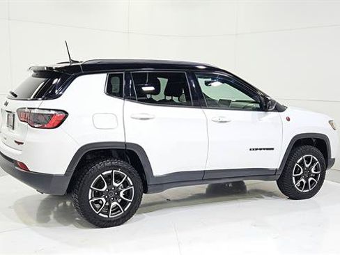 Used 2025 Jeep Compass Trailhawk AWD/4WD image 8