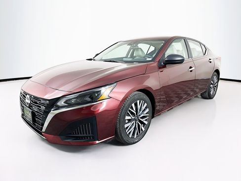 Used 2025 Nissan Altima 2.5 SV FWD image 3