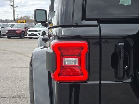 Used 2021 Jeep Wrangler Unlimited Sahara image 12