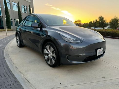 Used 2024 Tesla Model Y Long Range AWD/4WD image 3