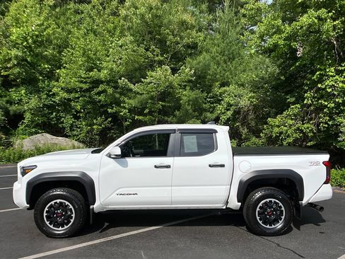 Certified 2025 Toyota Tacoma TRD Off-Road AWD/4WD image 2