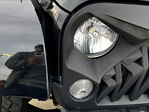 Used 2018 Jeep Wrangler Unlimited Sahara image 28