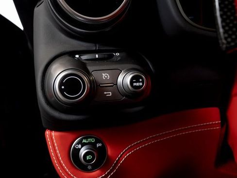 Certified 2019 Ferrari Portofino image 38