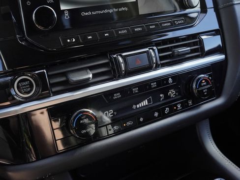 Used 2024 Nissan Pathfinder SL w/ Black Appearance Package image 15