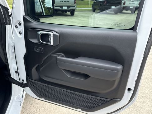 Used 2025 Jeep Wrangler Sport S image 14