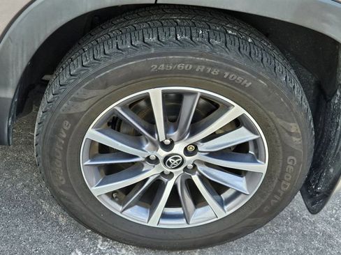 Used 2019 Toyota Highlander XLE AWD/4WD image 5