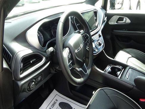 Used 2026 Chrysler Pacifica Limited FWD image 19