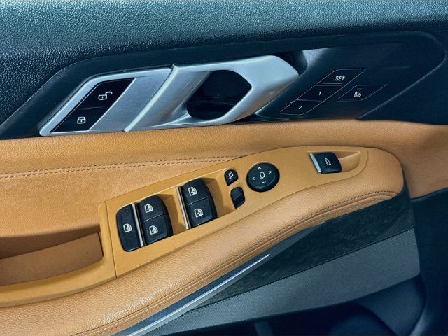 Used 2019 BMW X5 xDrive50i w/ M Sport Package AWD/4WD image 18