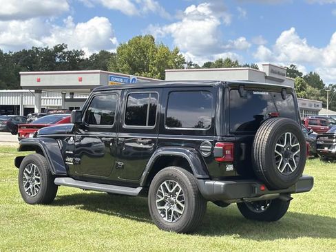 Used 2024 Jeep Wrangler Unlimited Sahara w/ Technology Group AWD/4WD image 9