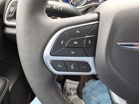 Used 2025 Chrysler Pacifica Select FWD image 17