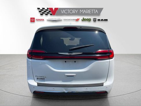 Used 2022 Chrysler Pacifica Touring-L FWD image 4