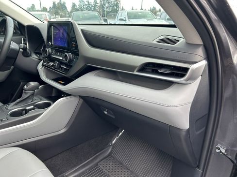 Used 2024 Toyota Highlander XLE image 26