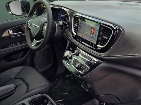 New 2026 Chrysler Pacifica Select image 8