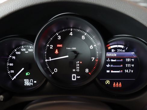 Certified 2025 Porsche Macan image 17