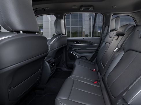New 2025 Jeep Grand Cherokee Overland AWD/4WD image 23