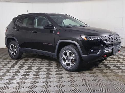 Used 2022 Jeep Compass Trailhawk w/ Trailhawk Convenience Group AWD/4WD image 2