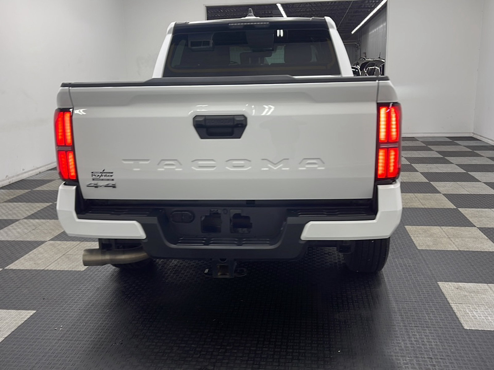 Used 2025 Toyota Tacoma SR5 AWD/4WD image 17