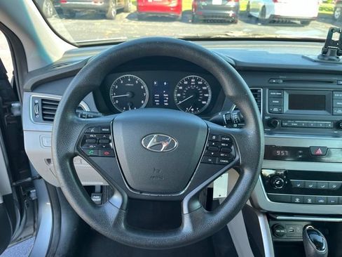 Used 2017 Hyundai Sonata SE FWD image 17