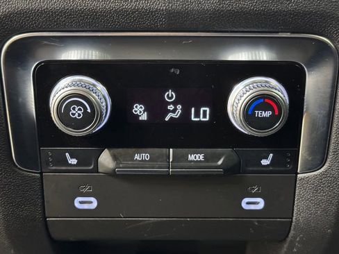 Used 2024 GMC Yukon XL AT4 w/ Technology Package AWD/4WD image 21