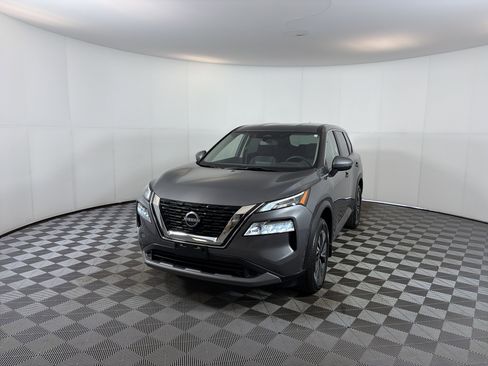 Used 2023 Nissan Rogue SV image 2