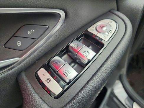 Used 2021 Mercedes-Benz GLC 300 4MATIC image 19