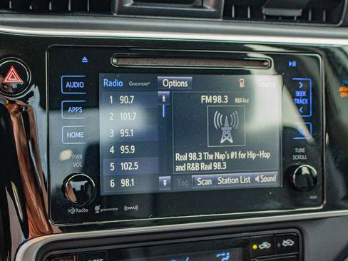 Used 2018 Toyota Corolla SE image 25