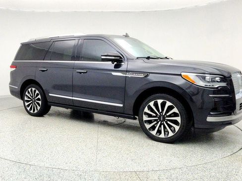 Used 2022 Lincoln Navigator Reserve image 3