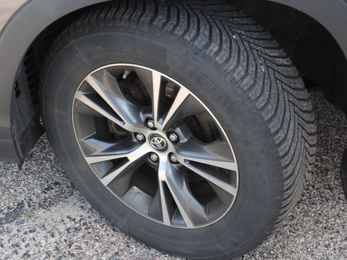 Used 2018 Toyota Highlander Plus AWD/4WD image 18