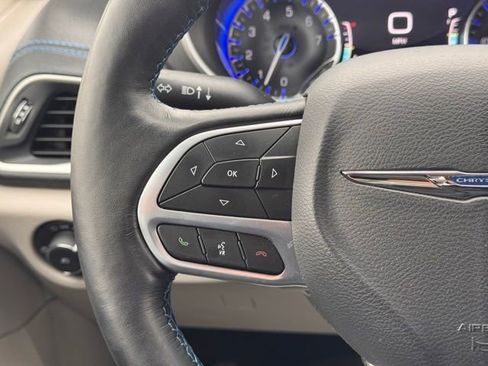 Used 2021 Chrysler Pacifica Touring w/ Uconnect Theater Family Group image 10