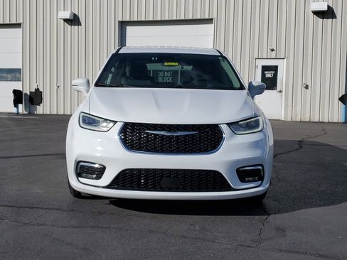 Used 2022 Chrysler Pacifica Touring-L image 2