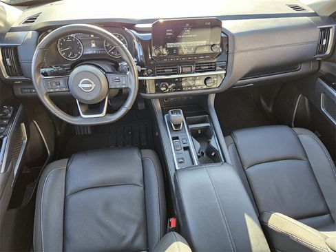 Used 2025 Nissan Pathfinder SL image 7