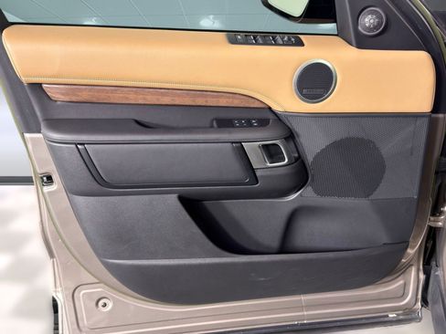 Certified 2023 Land Rover Discovery Metropolitan Edition image 12