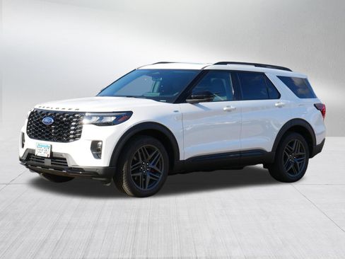 Used 2026 Ford Explorer ST-Line w/ ST-Line Street Pack AWD/4WD image 3