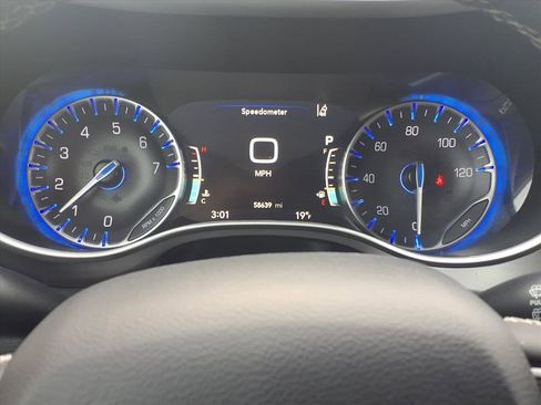 Used 2024 Chrysler Pacifica Touring-L image 15