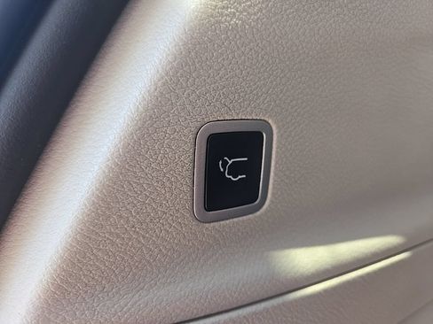 Used 2023 Chrysler Pacifica Touring-L FWD image 93