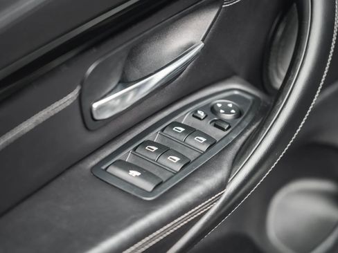 Used 2016 BMW M4 Convertible image 33