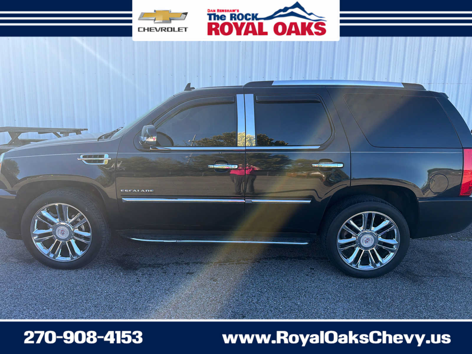 Used 2012 Cadillac Escalade Luxury AWD/4WD image 2