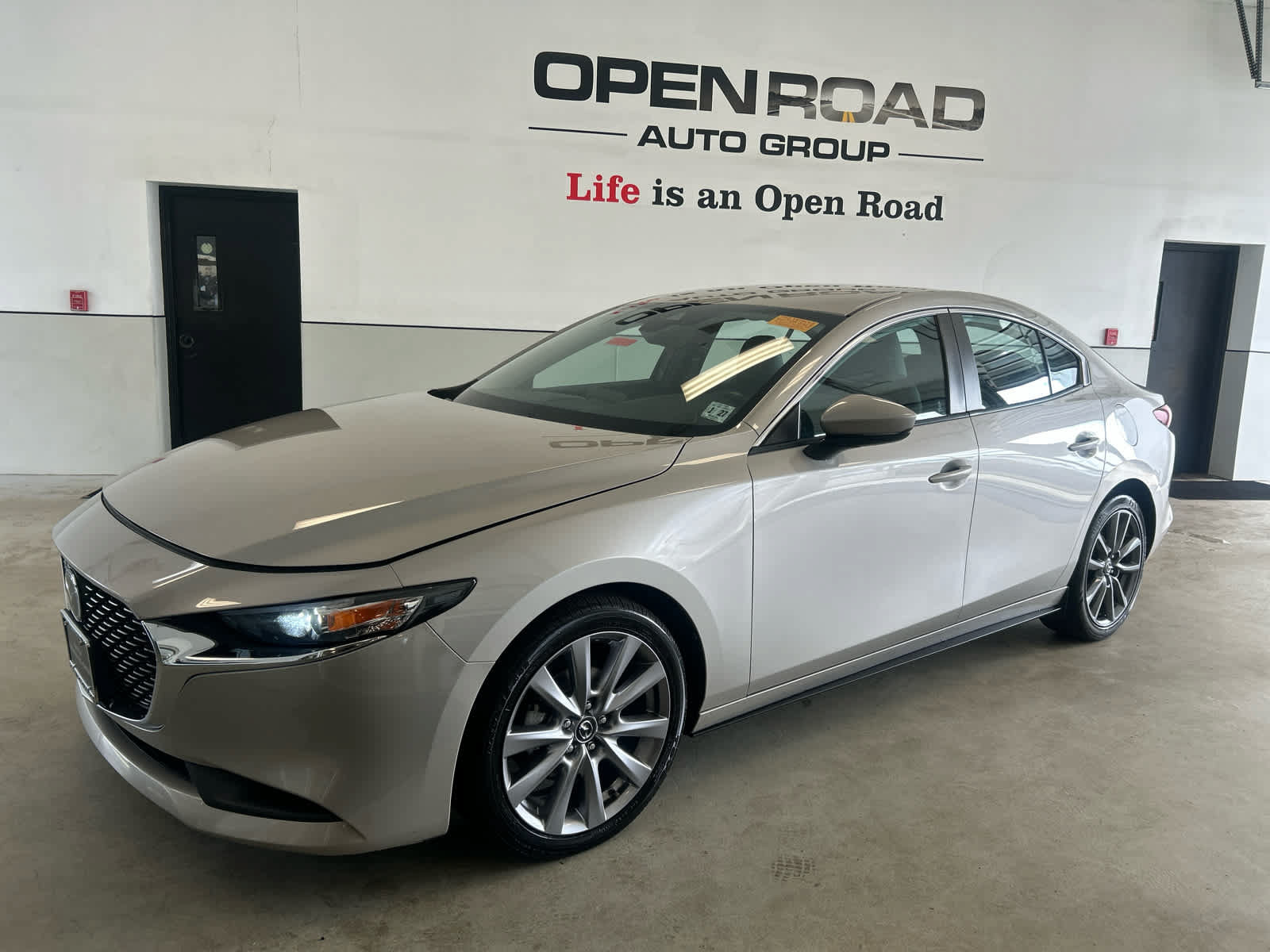Used 2022 MAZDA MAZDA3 s FWD image 2