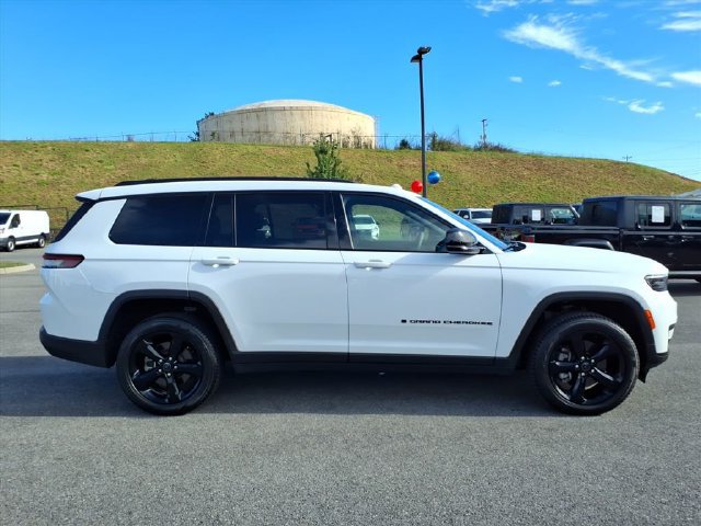 Used 2024 Jeep Grand Cherokee L Laredo AWD/4WD image 5