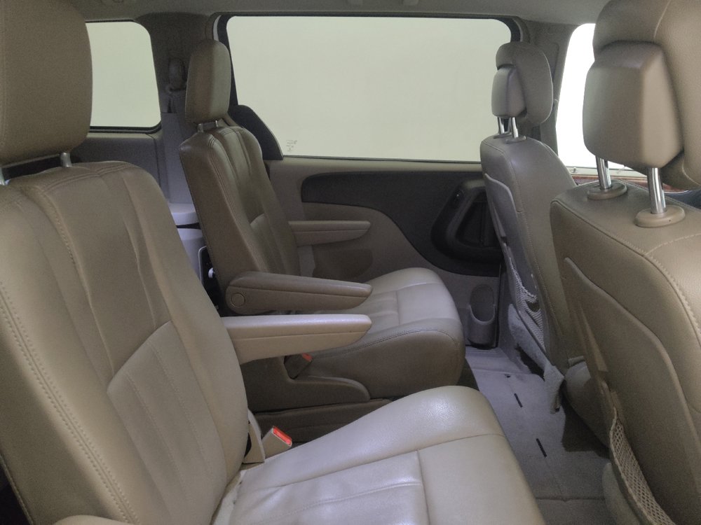 Used 2016 Chrysler Town & Country Touring FWD image 19