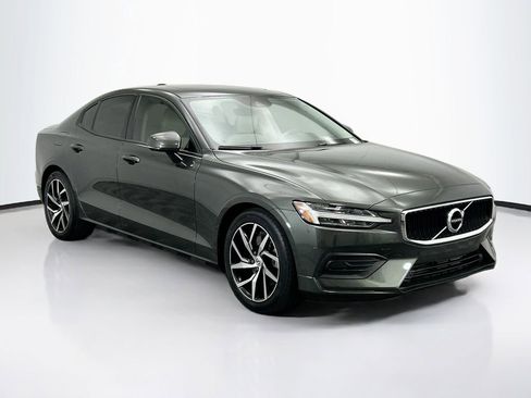 Used 2020 Volvo S60 T5 Momentum image 3