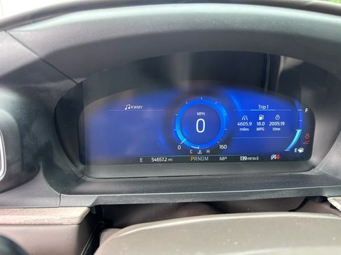 Used 2020 Ford Explorer Platinum w/ Premium Technology Package AWD/4WD image 35